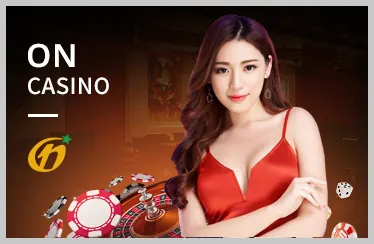 Người phụ nữ vui vẻ chơi game casino trên điện thoại
